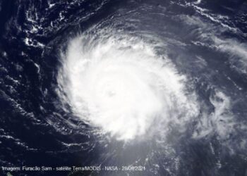 Furacão Sam atinge a categoria 4, com ventos de 220 km/h