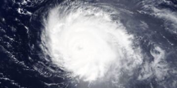 Furacão Sam atinge a categoria 4, com ventos de 220 km/h