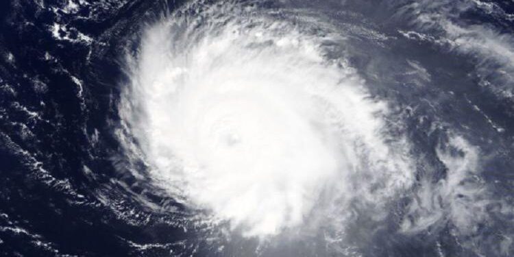 Furacão Sam atinge a categoria 4, com ventos de 220 km/h