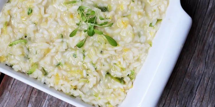 RISOTO DE ALHO-PORÓ COM PARMESÃO