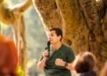 Jonas Masetti ao ar livre ensinando sobre Yoga