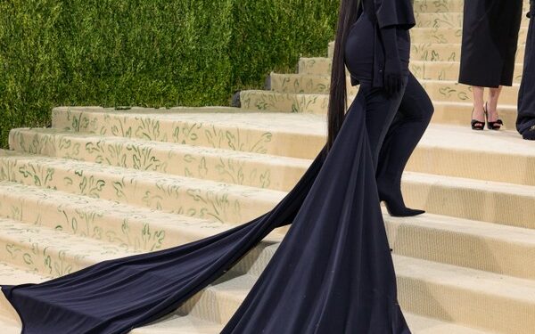 Saiba mais sobre a ‘balaclava’, máscara polêmica usada por Kim Kardashian no MET Gala 2021