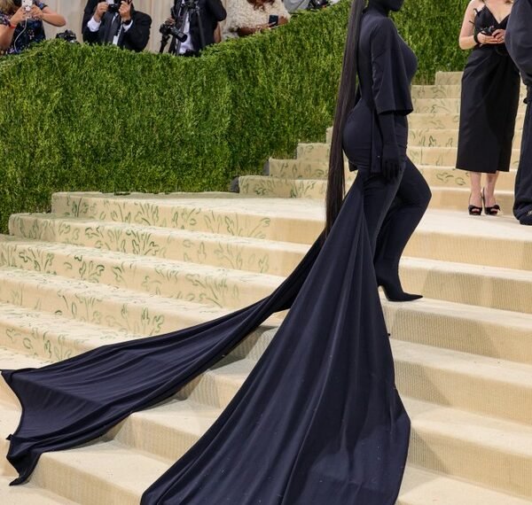 Saiba mais sobre a ‘balaclava’, máscara polêmica usada por Kim Kardashian no MET Gala 2021