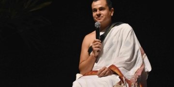 Jonas Masetti ministrando aula de Vedanta e Yoga