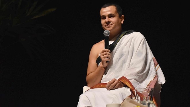Jonas Masetti ministrando aula de Vedanta e Yoga