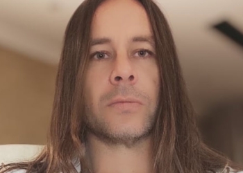 O ator Theo Becker expõe que Record o enganou e inventou ‘vilão’ de ‘A Fazenda’