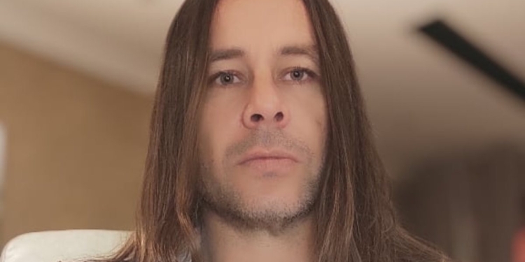 O ator Theo Becker expõe que Record o enganou e inventou ‘vilão’ de ‘A Fazenda’