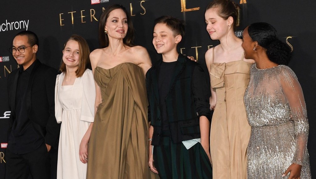Angelina Jolie faz rara aparição com os filhos na première de “Eternos”