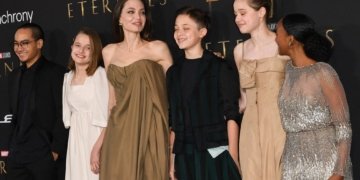 Angelina Jolie faz rara aparição com os filhos na première de “Eternos”