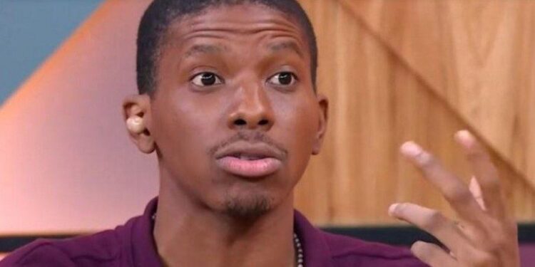 Lucas Penteado expõe noiva com suposto amante e faz transmissão ao vivo em que diz estar sendo traído