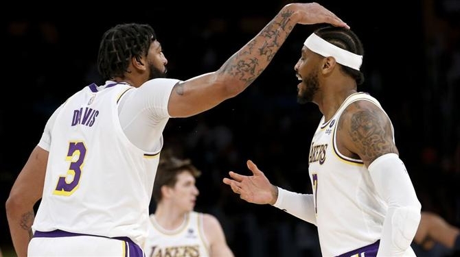 Os Lakers venceram a primeira em noite histórica para Carmelo