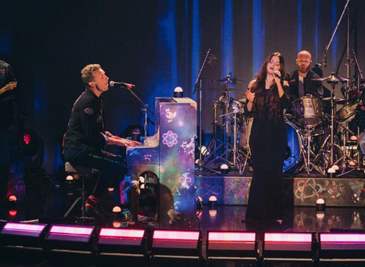 Coldplay e Selena Gomez cantaram juntos “Let Somebody Go”