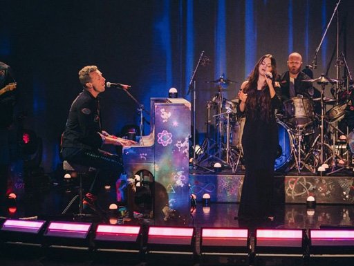 Coldplay e Selena Gomez cantaram juntos “Let Somebody Go”