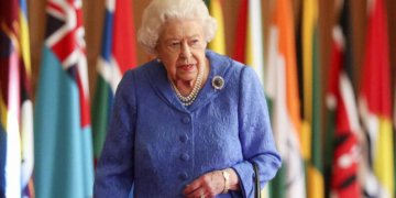 Rainha Elizabeth II passa a noite em hospital, saiba sobre o estado de saúde da rainha