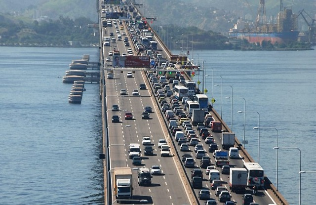 Ponte Rio-Niterói é fechada nos dois sentidos devido a ação policial