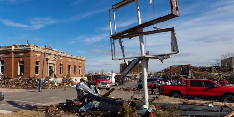 Seis pessoas morrem em armazém da Amazon atingido por tornado nos EUA