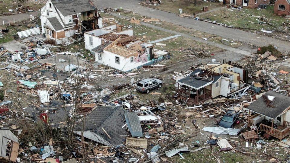 Seis pessoas morrem em armazém da Amazon atingido por tornado nos EUA