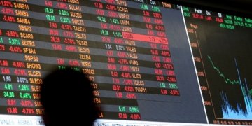 Ibovespa aumenta quase 1% com exterior e ata do Copom; dólar cai abaixo de R$ 4,95