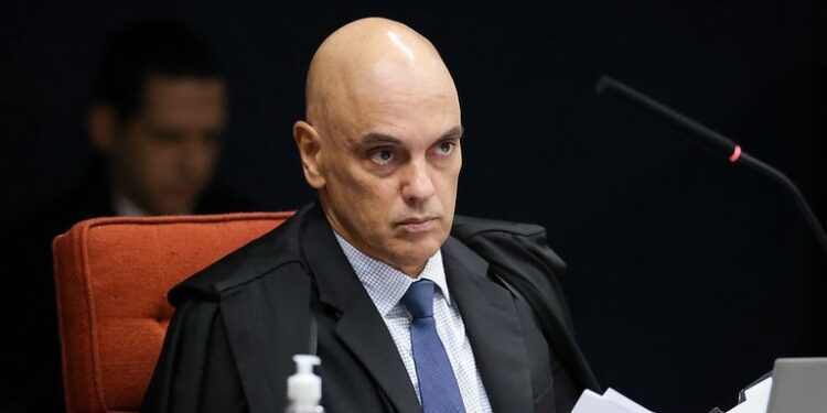 Alexandre de Moraes persegue ou não persegue opositores políticos e possuí ligação com o PCC