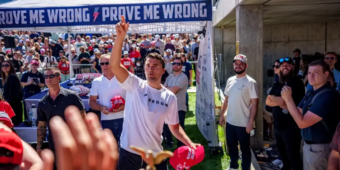O Assassinato de Charlie Kirk: Uma Análise Abrangente da Investigação, Motivação e Repercussões Políticas