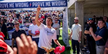 O Assassinato de Charlie Kirk: Uma Análise Abrangente da Investigação, Motivação e Repercussões Políticas