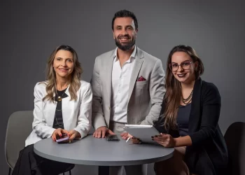 Três sócios da LCA Contabilidade em São José. A primeira é Milene Geller, contadora e diretora financeira, logo após vem Luiz Andrade Júnior contador e Diretor Executivo e por fim Thais Frutuoso contadora e Diretora técnica. Juntos forma a força da LCA Escritório de contabilidade em São José na Grande Florianópolis.