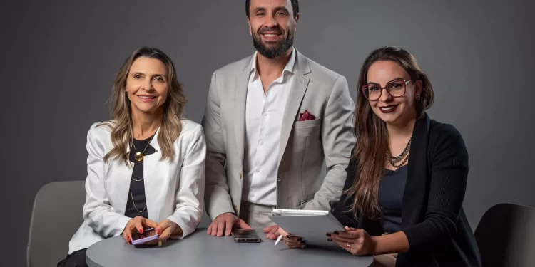 Três sócios da LCA Contabilidade em São José. A primeira é Milene Geller, contadora e diretora financeira, logo após vem Luiz Andrade Júnior contador e Diretor Executivo e por fim Thais Frutuoso contadora e Diretora técnica. Juntos forma a força da LCA Escritório de contabilidade em São José na Grande Florianópolis.