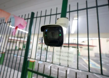 Câmeras em Salas de Aula de SC: Lei Aprovada na Alesc Gera Debate sobre Segurança e Privacidade nas Escolas