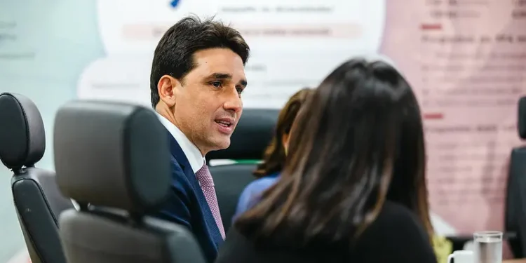 Crise nos Aeroportos do RJ: Ministro Anuncia Aumento de Passageiros no Santos Dumont e Gera Críticas de Prefeito e Entidades