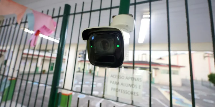 Câmeras em Salas de Aula em SC: Lei Aprovada Gera Debate Entre Defesa da Segurança e Direitos de Liberdade