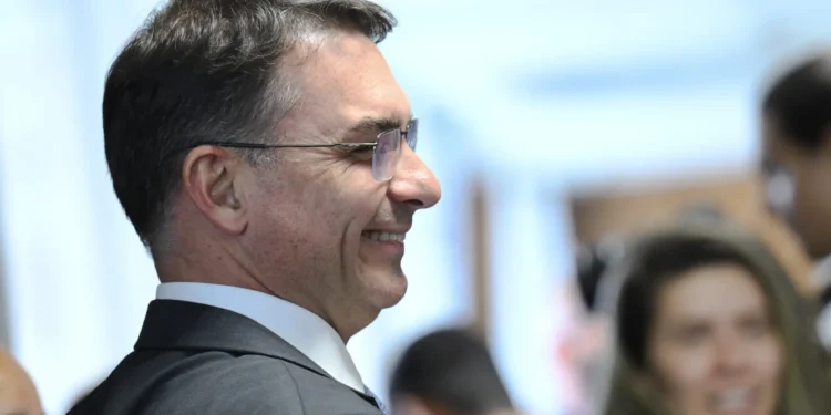 Carlos Bolsonaro em SC: Recuo de Flávio para Presidência Improvável, Abre Espaço para Castro ao Senado