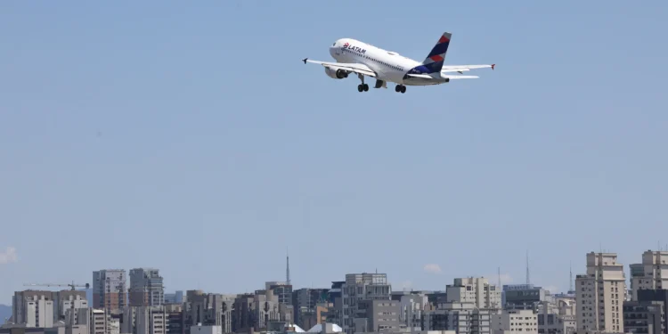 Acordo Histórico Evita Greve na Aviação: Aeronautas e Empresas Chegam a Consenso com Mediação do TST