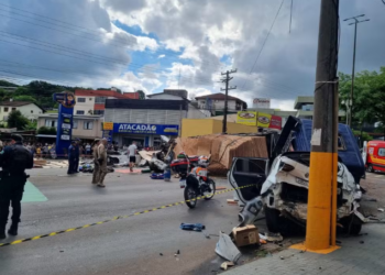 Carreta desgovernada atinge vários veículos em Chapecó; dez pessoas ficam feridas