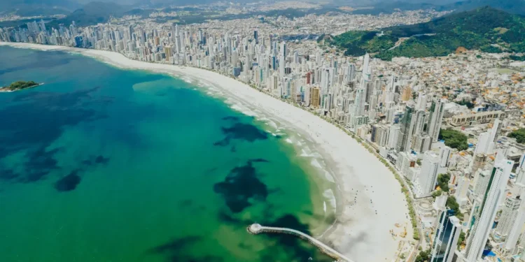 Santa Catarina Domina Mercado Imobiliário de Luxo: Balneário Camboriú Lidera Valorização do Metro Quadrado em 2025