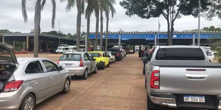Fila Argentina: Motos Furam Bloqueio e Táxis Ganham Guichê VIP na Aduana da Fronteira.