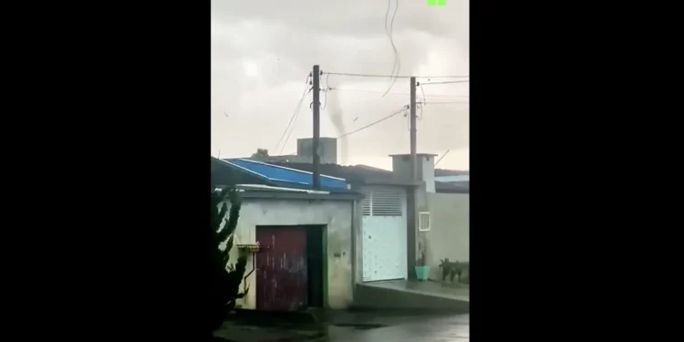 Tornado F2 Devasta São José dos Pinhais com Ventos de 180 km/h: Mais de 350 Casas Afetadas e Duas Pessoas Feridas