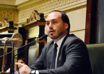 Carlos Bolsonaro Afirma Ter Aval de Jair Bolsonaro para Concorrer ao Senado por Santa Catarina: “Te espero, garoto!”