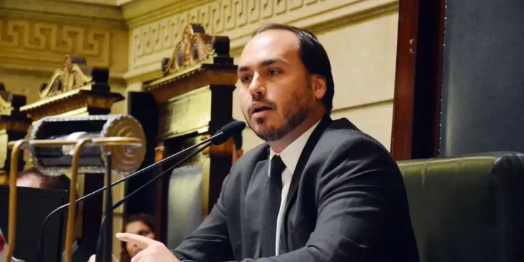 Carlos Bolsonaro Afirma Ter Aval de Jair Bolsonaro para Concorrer ao Senado por Santa Catarina: “Te espero, garoto!”