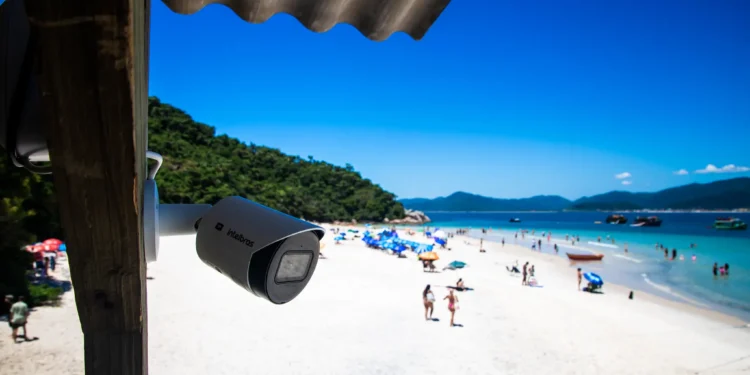 Videomonitoramento Revolucionário Reduz Superlotação na Ilha do Campeche, o Caribe Catarinense, com Tecnologia Inovadora