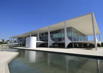 Corrida da Direita para 2026: Flávio Bolsonaro Lidera, Tarcísio Recua e Nomes Emergentes Buscam Espaço contra Lula