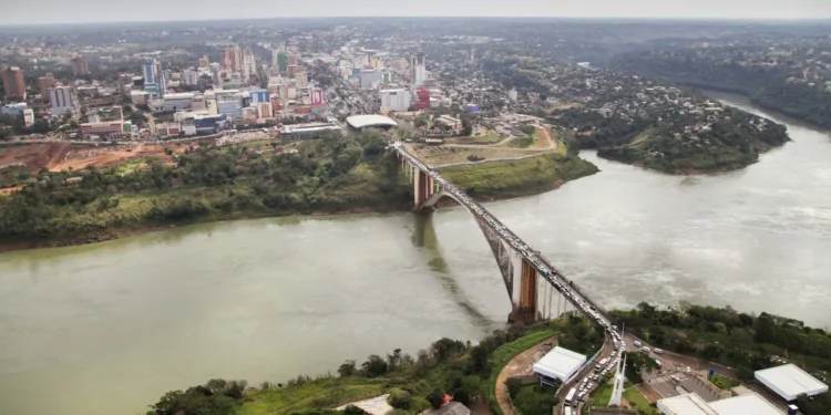 Ônibus de Turismo na Ponte da Amizade: Setor Reage e Governo Suspende Proibição Noturna em Foz do Iguaçu