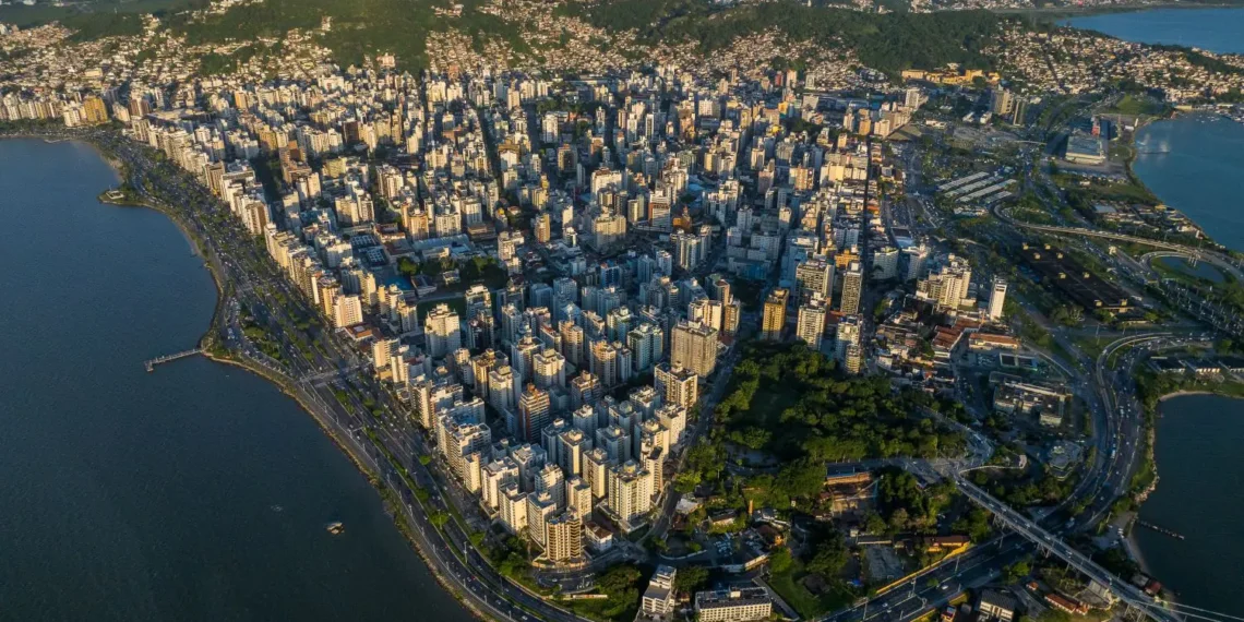 Florianópolis: Nova Ilha Surge no Mapa Oficial Após Correção Histórica de Limites Territoriais
