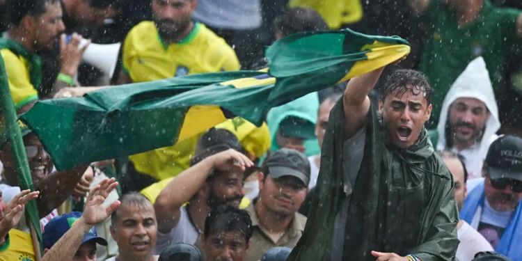 Nikolas Ferreira Encerrra Caminhada da Liberdade com Milhares de Pessoas e Surpresa de Influenciador da Esquerda em Brasília