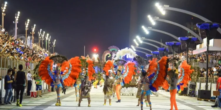 Carnaval de Encarnación 2024: Maior festa do Paraguai celebra 100 anos com 13 mil pessoas por noite e ingressos a partir de R$ 7