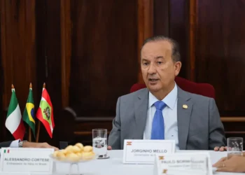 Jorginho Mello Sanciona Lei que Proíbe Banheiros Unissex em Escolas de SC com Multa de R$ 10 Mil para Descumprimento