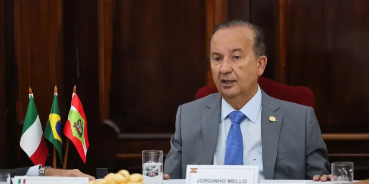Jorginho Mello Sanciona Lei que Proíbe Banheiros Unissex em Escolas de SC com Multa de R$ 10 Mil para Descumprimento
