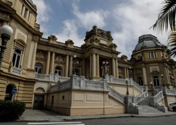 Eleições Rio 2026: A Corrida pela Sucessão de Cláudio Castro e o Jogo de Xadrez Político com Eduardo Paes e Bolsonaro