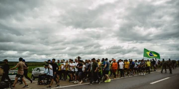 Nova Onda Conservadora: Deputados e Políticos de Direita Iniciam Caminhada por 3 Estados do Sul Após Sucesso de Nikolas Ferreira