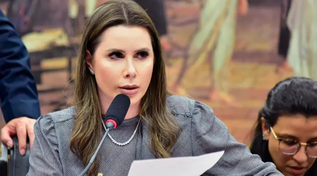 Carol De Toni Deixa o PL e Abre Racha em Santa Catarina, Carlos Bolsonaro Fica Sem Espaço no Senado