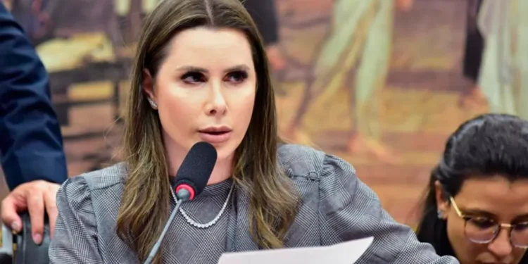 Carol De Toni Deixa o PL e Abre Racha em Santa Catarina, Carlos Bolsonaro Fica Sem Espaço no Senado